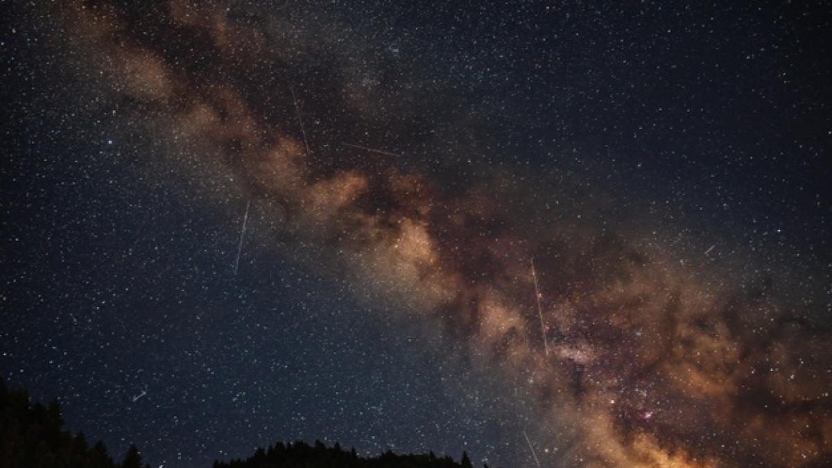 milky_way_galaxy_with_perseid_334040_16_84072400