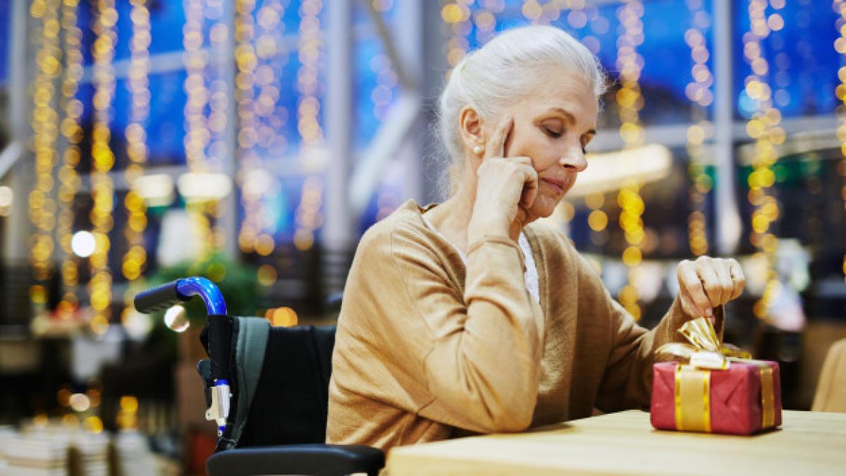 sad_invalid_with_christmas_gift_1098_15064_10902500