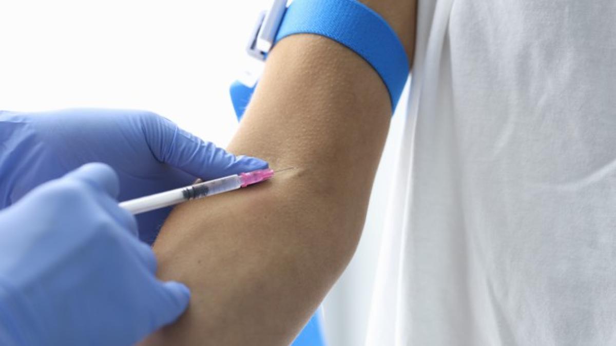 doctor-injects-patient-into-vein_151013-15259_16275500