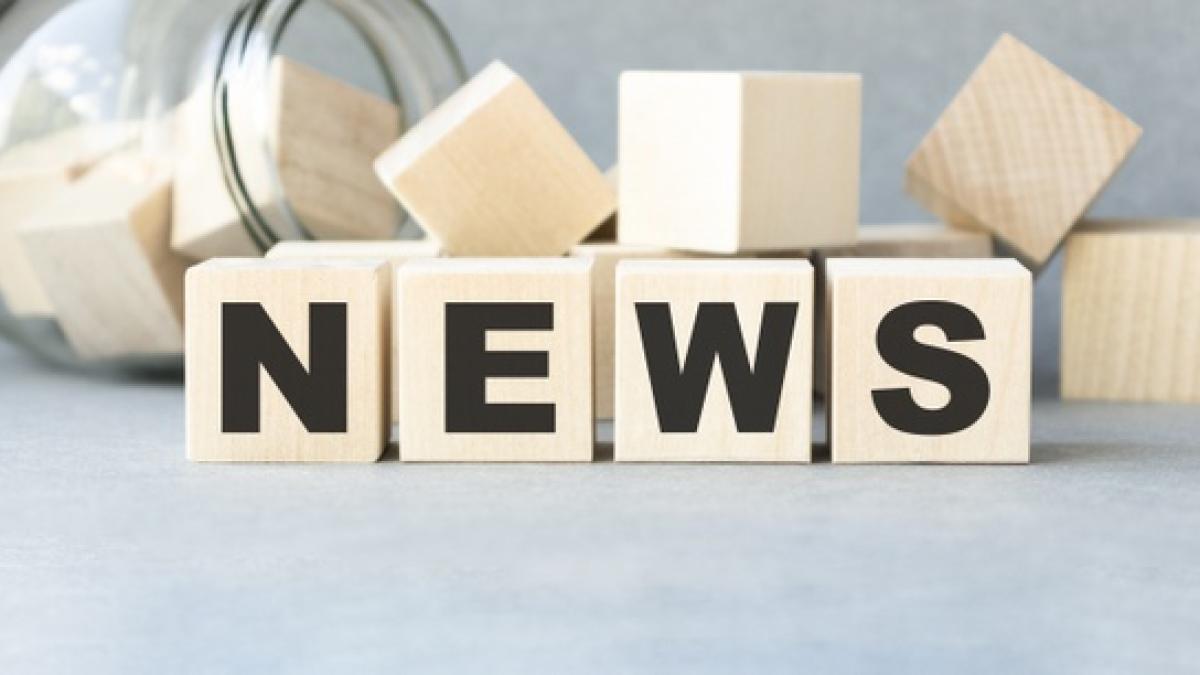 wooden-news-sign-table-office_292052-121_10027700