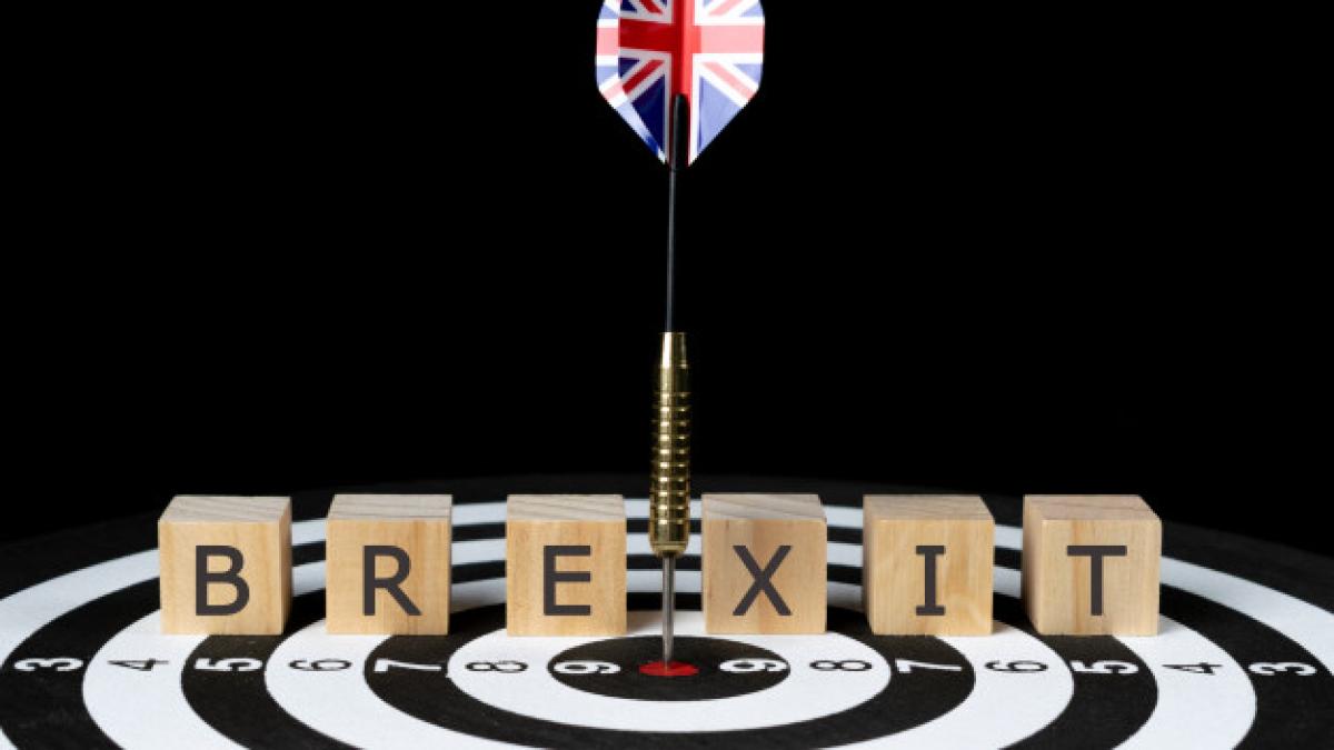 flag_uk_dart_arrow_hitting_target_center_dart_board_with_text_101840_276_49151500