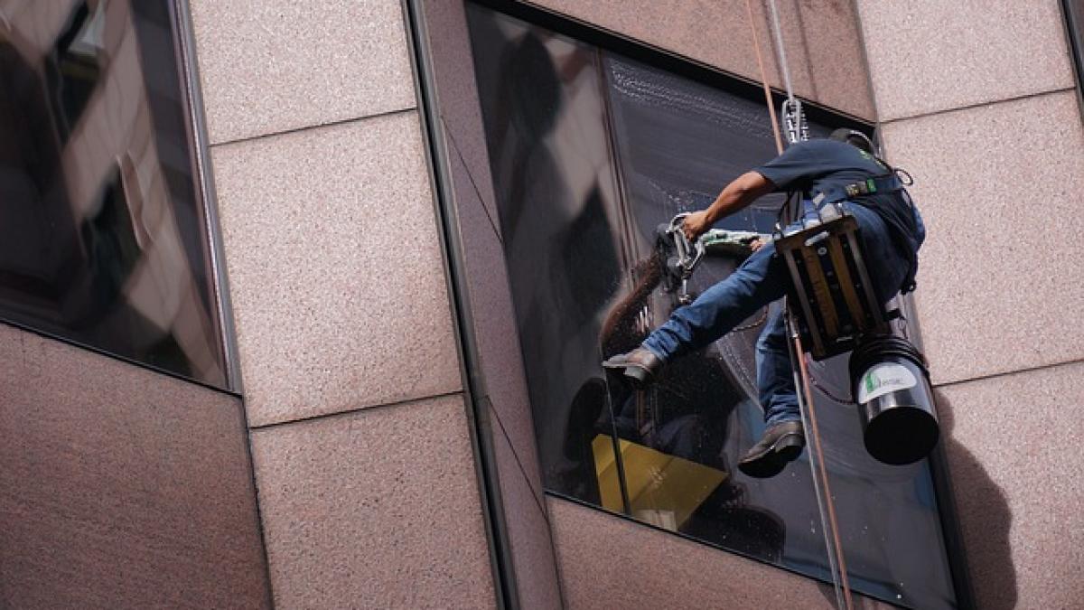 worker-3451345_640_04605200