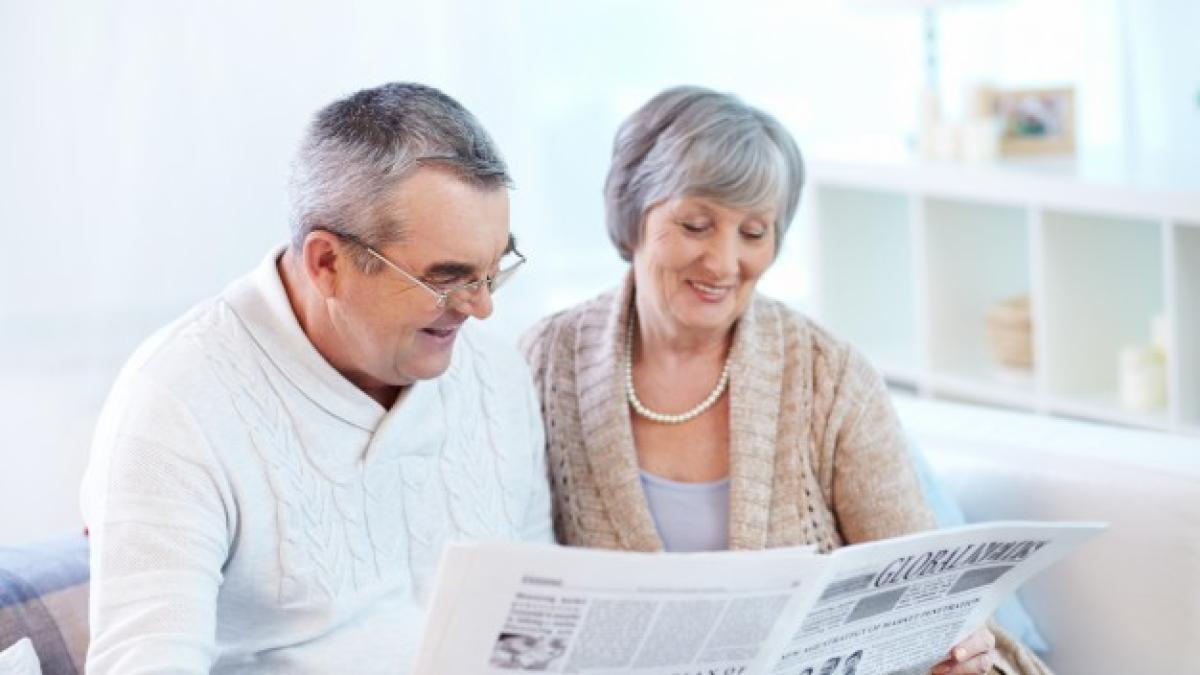 couple-sharing-newspaper_1098-1177_53416000