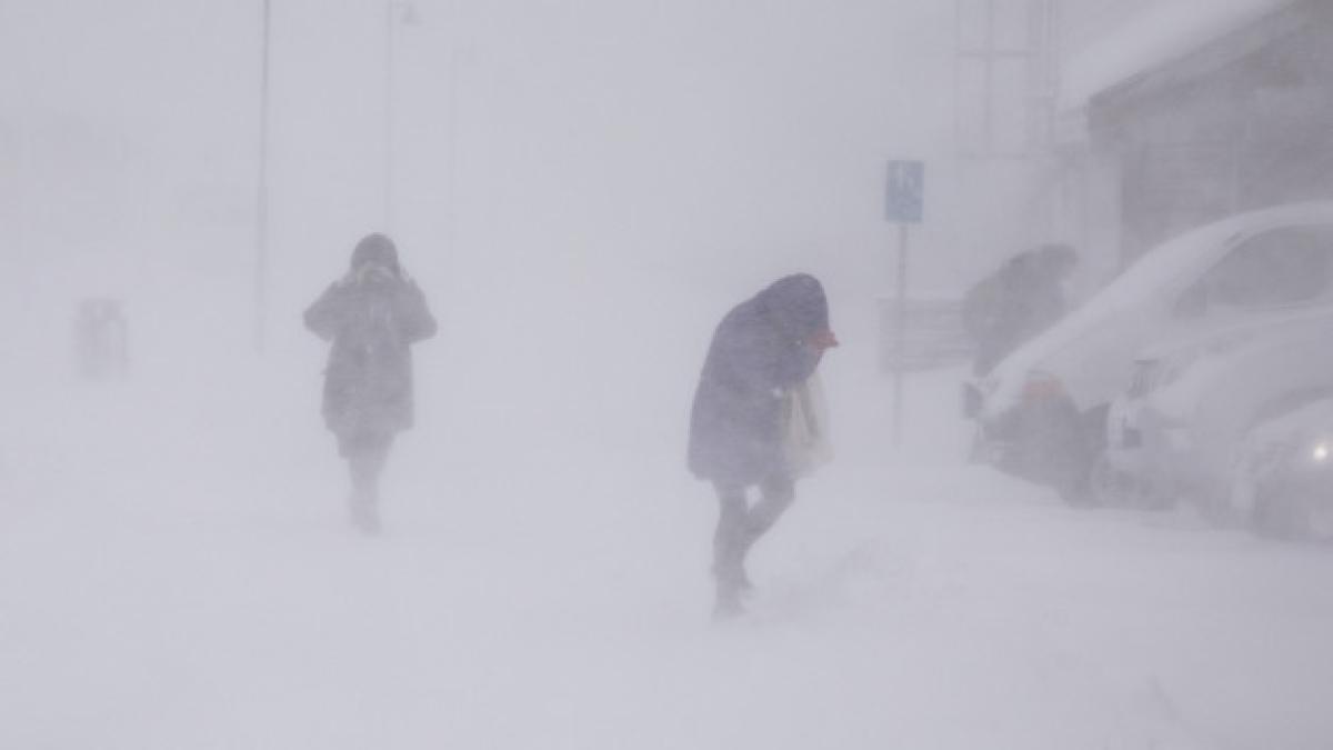 blizzard-longyearbyen-people-snowfall-abstract-blurry-winter-weather-background_159132-224_40476500