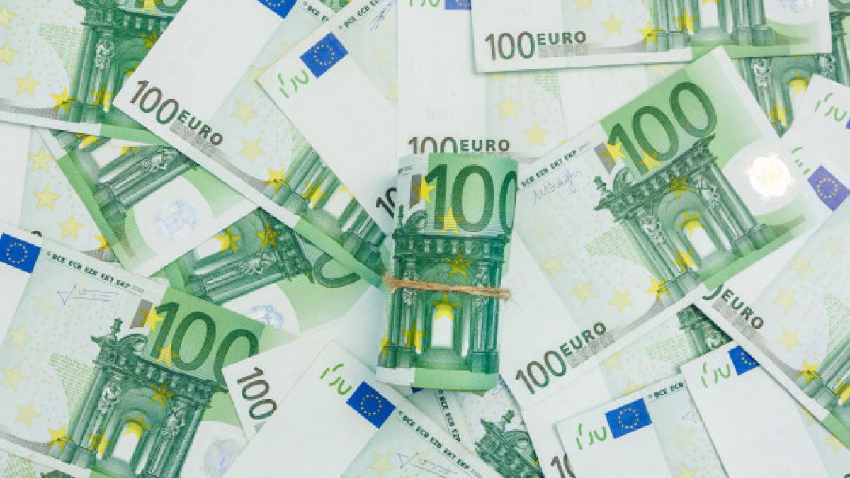 roll-euro-banknotes-many-banknotes-100-euro-european-currency-background_177415-227_36717600