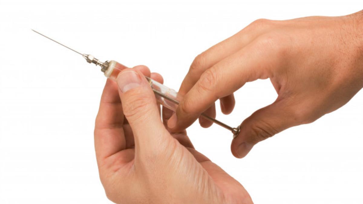 old_glass_syringe_hand_isolated_white_19485_54604_02438400