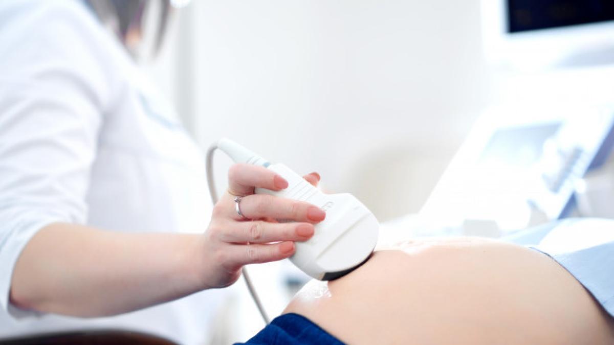 doctor-performing-ultrasound-scanning-her-pregnant-patient_7502-5429_00276000