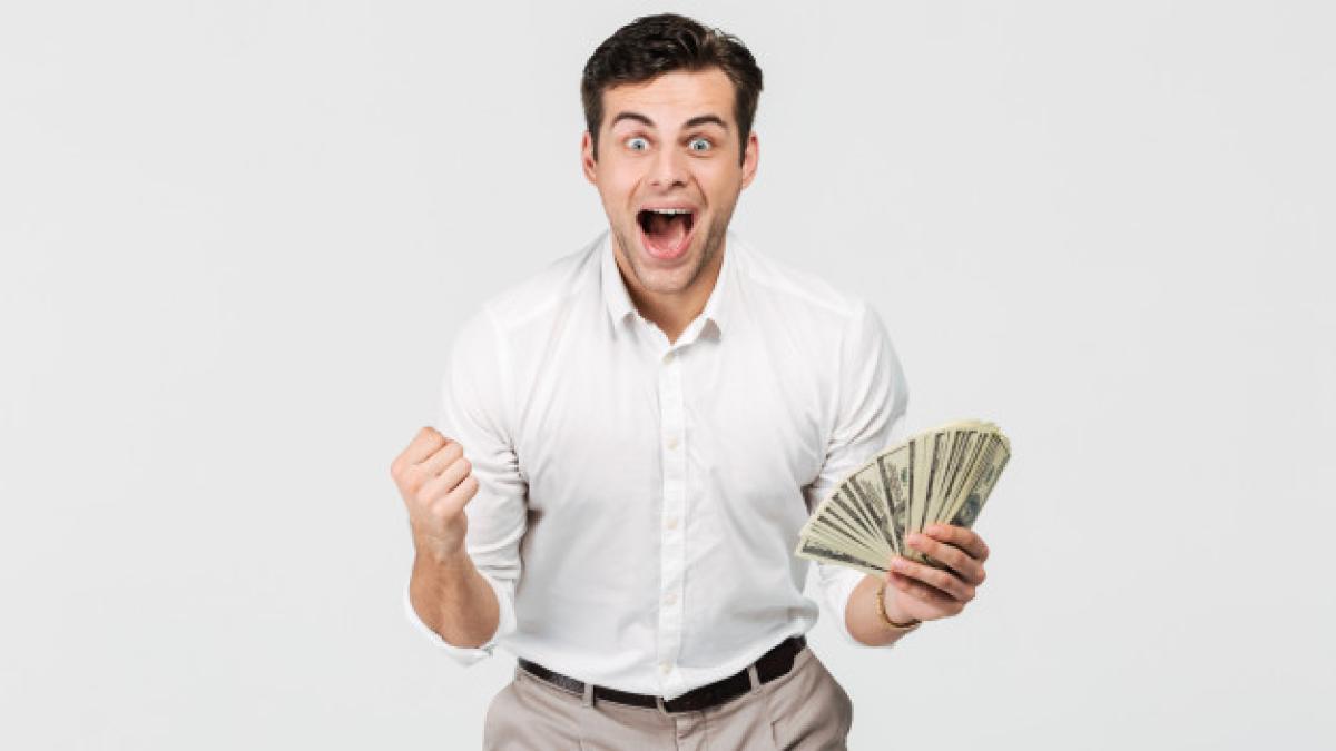 portrait-cheerful-excited-man_171337-17533_40332300