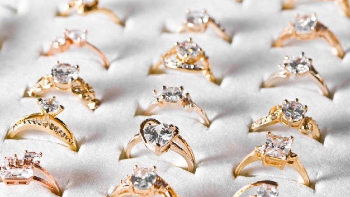 golden-ring-diamond_1232-1919_89618800