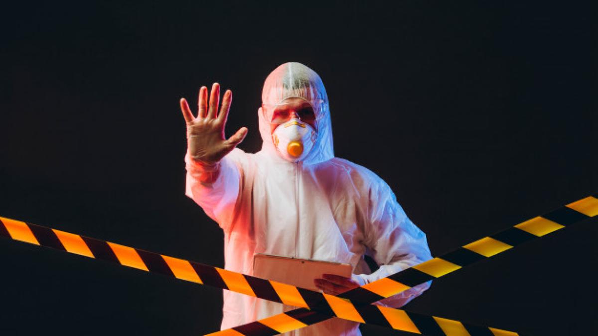 epidemiologist-protective-clothes-restricted-area_8544-1551_50015000