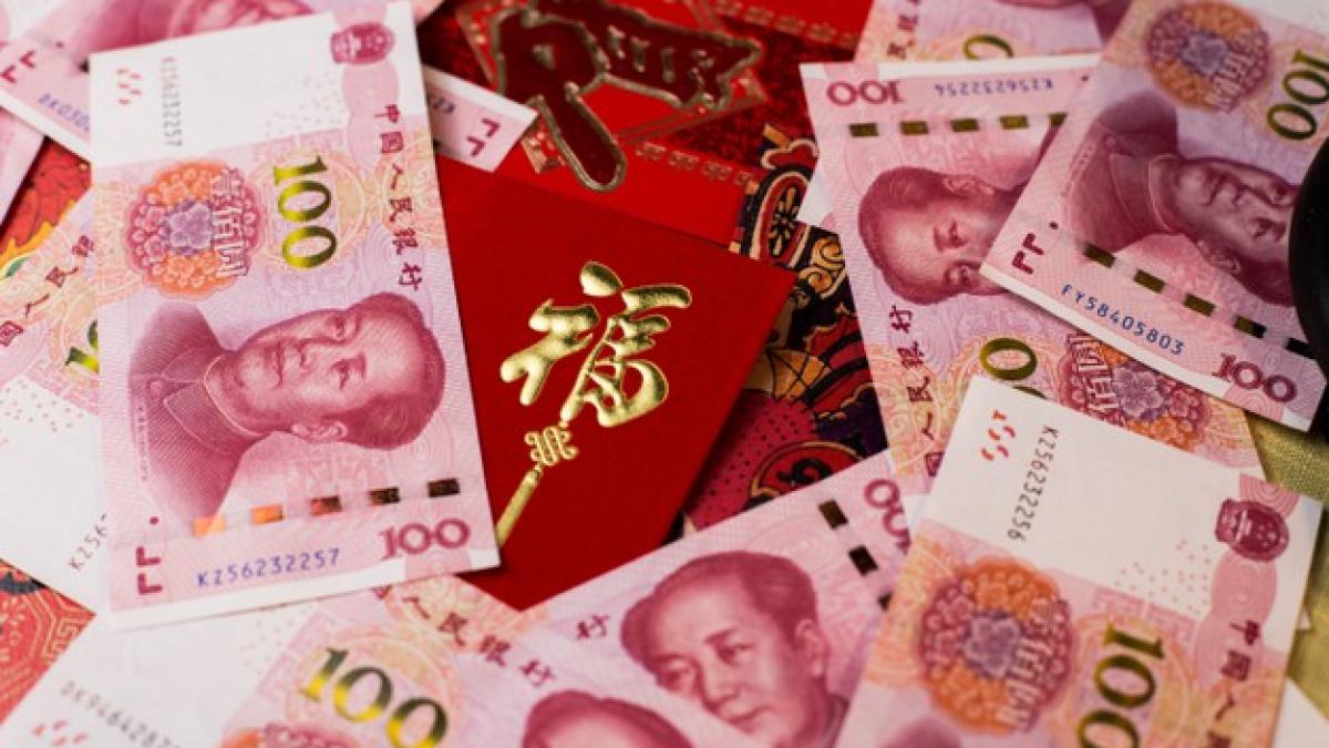 closeup_shot_100_chinese_yuan_cny_banknotes_chinese_traditional_red_envelop_181624_10203_08799600