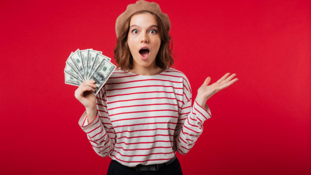 portrait-shocked-woman-wearing-beret_171337-3170_87278800