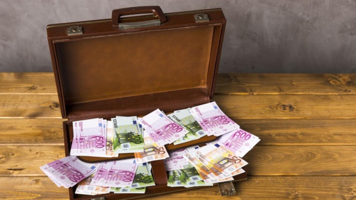 high_angle_opened_suitcase_with_money_23_2148230049_15426300