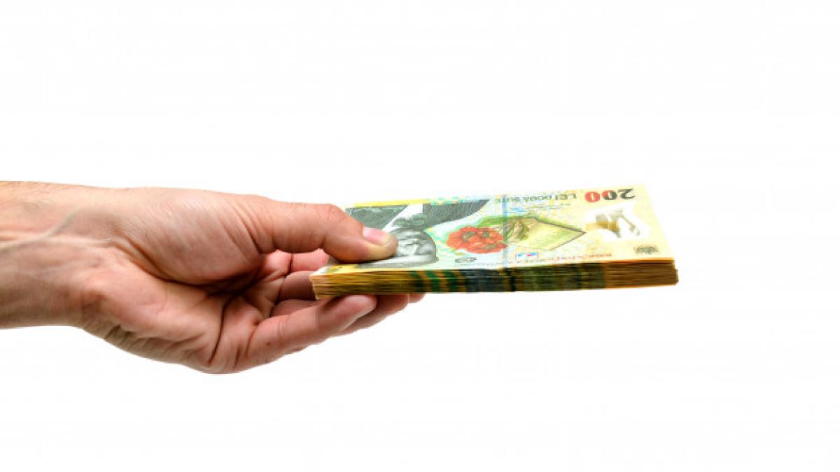 romanian-money-hand_25385-802_35287600