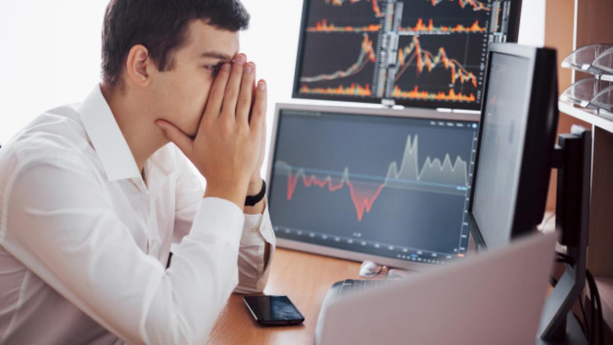 stockbroker-shirt-is-working-monitoring-room-with-display-screens-stock-exchange-trading-forex-finance-graphic-concept-businessmen-trading-stocks-online_146671-15019_28052000