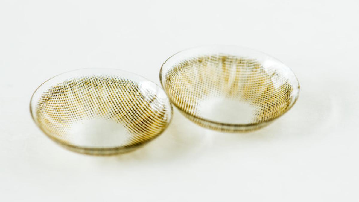 closeup-colored-contact-lens-isolated_53876-71314_25883500