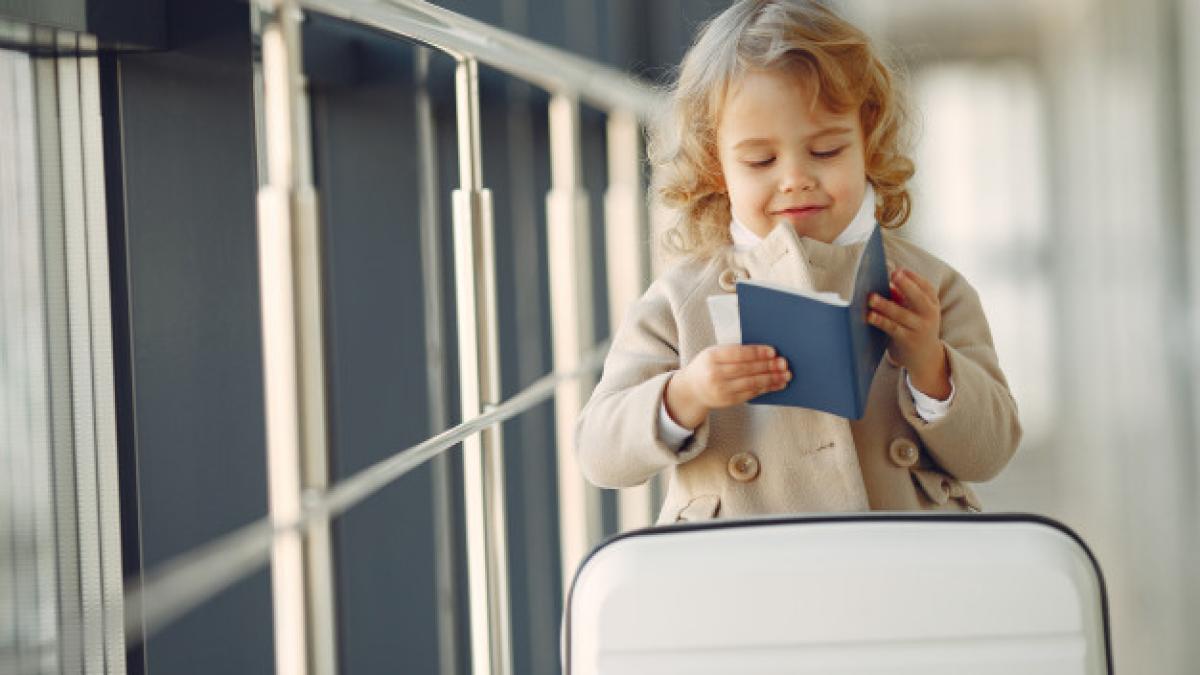 little-girl-with-suitcase-airport_1157-33806_33486300