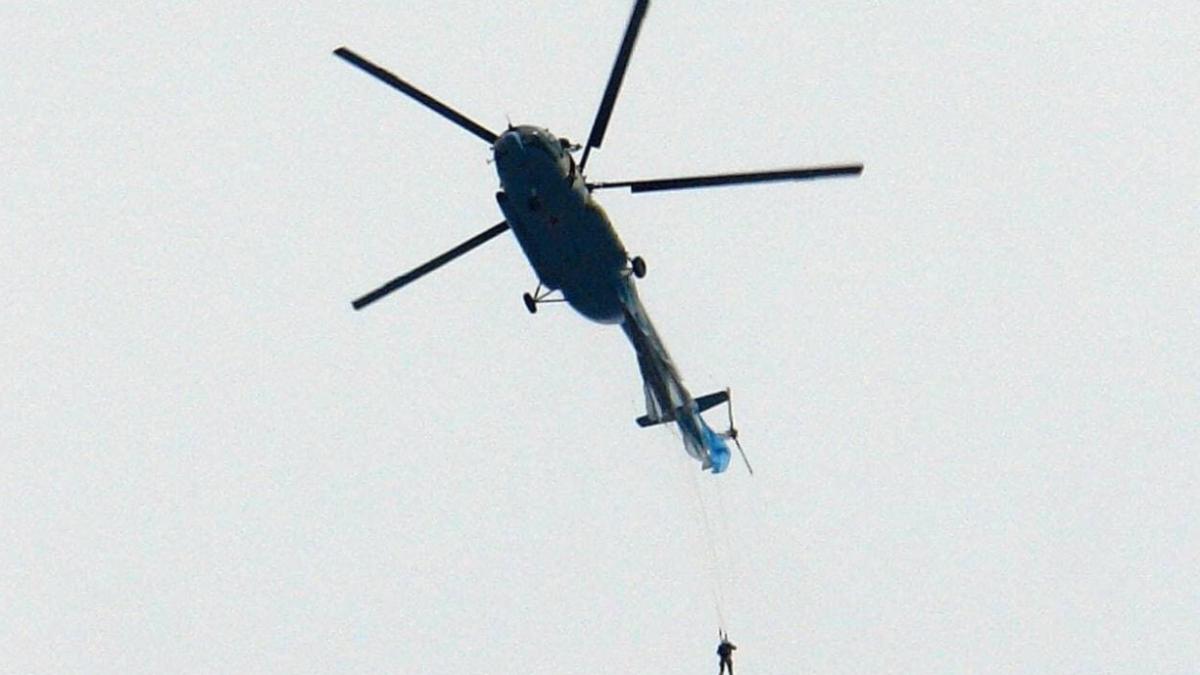 Parașutist rus, rămas AGĂȚAT de elicopter după efectuarea unui salt cu parașuta (Video)
