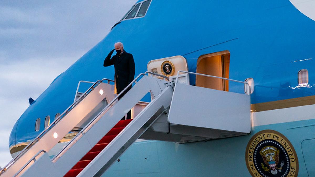 Președintele Joe Biden a căzut pe scara avionului Air Force One  VIDEO
