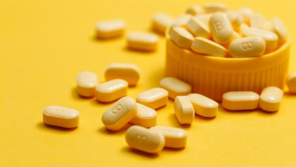 vitamin-b-tablets-yellow-background_1387-413_53342200