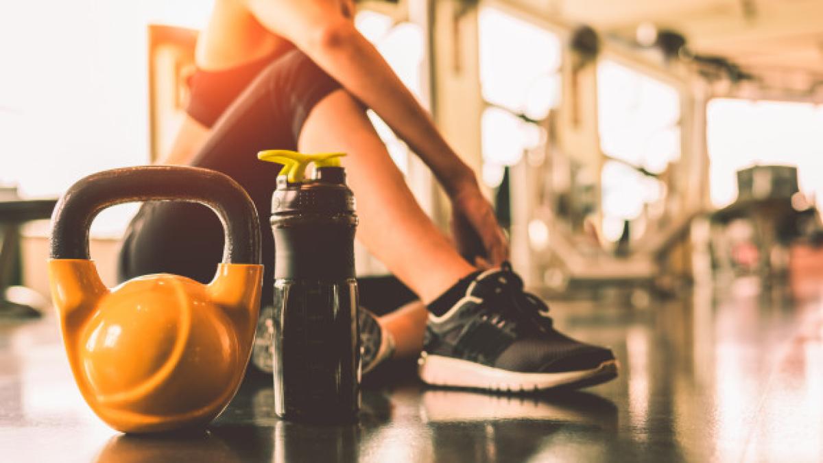 close_up_kettlebells_with_woman_exercise_workout_gym_fitness_breaking_relax_after_sport_10307_971_36257600