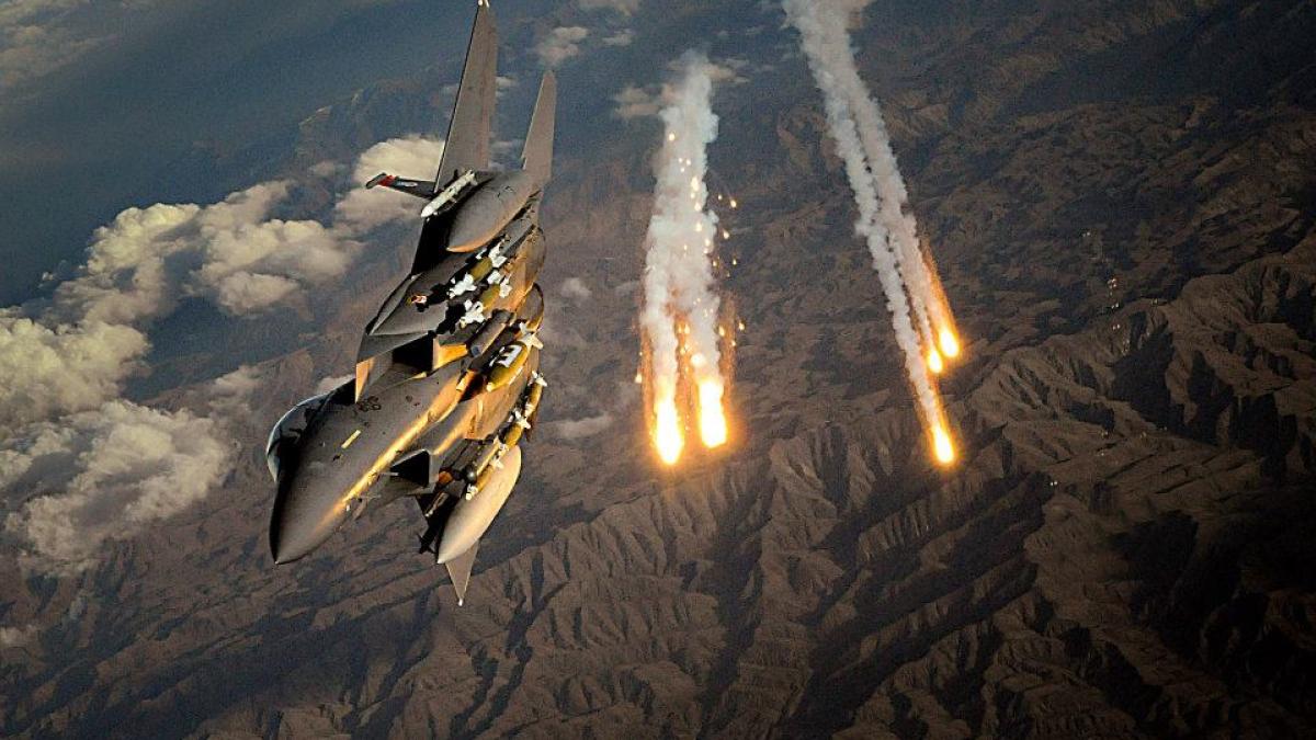 an-f-15e-strike-eagle-deploys-countermeasure-flares-nov--12--2008--over-afghanistan_71009900