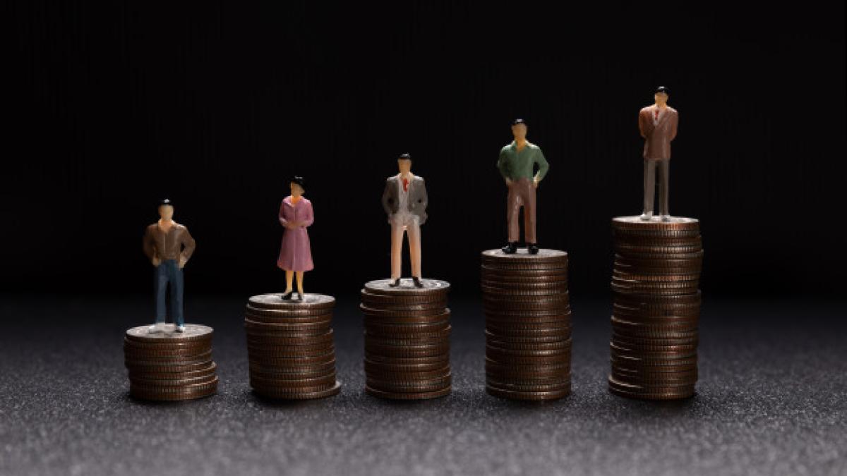 group-small-businessmen-standing-coins_1150-18248_28500100