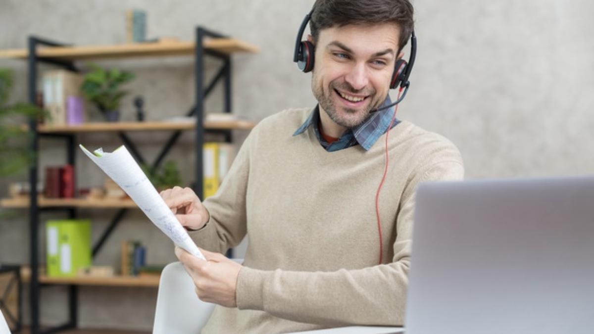 teacher_talking_with_his_students_online_23_2148511080_08308300