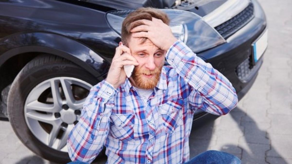 man-having-problem-with-his-car_329181-11884_71758600