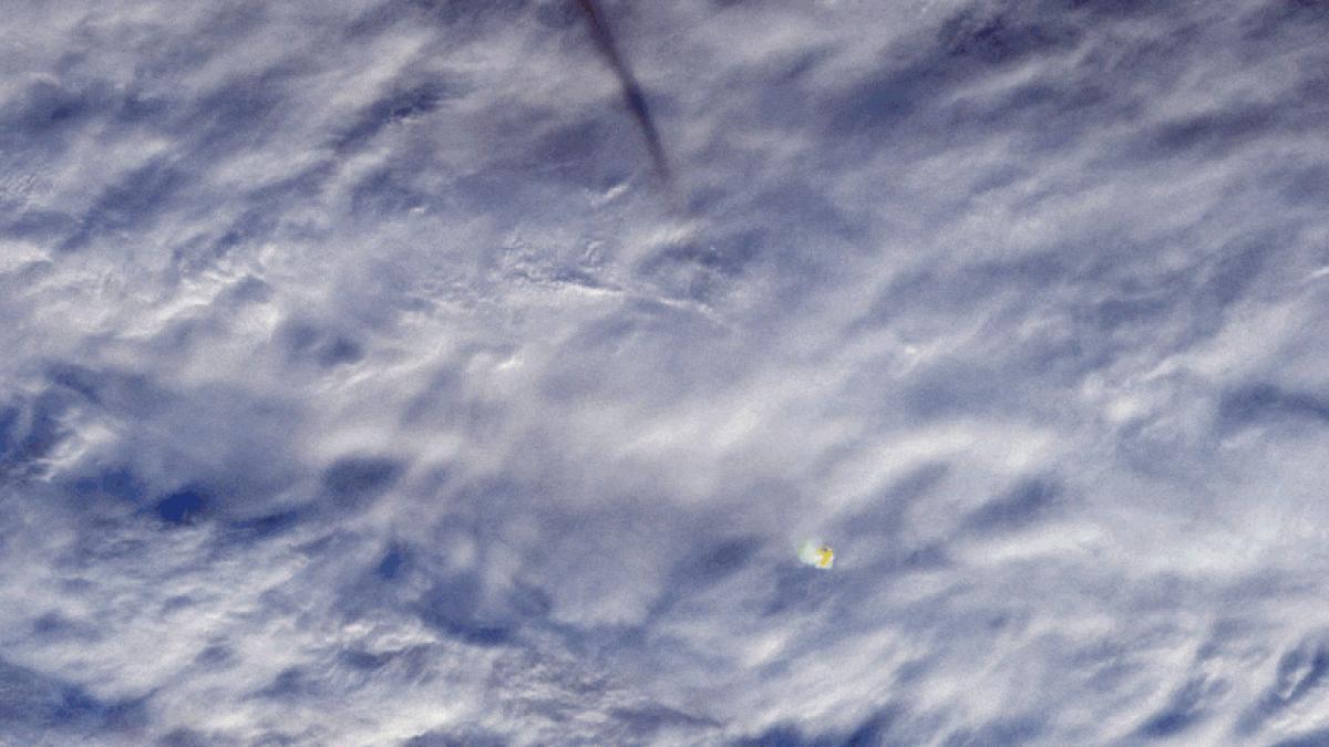 large-fireball-over-bering-sea_14724600