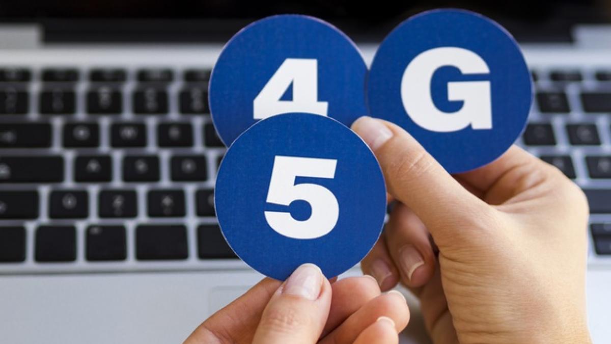 hand-holding-4-5g-stickers_23-2148295874_97412400