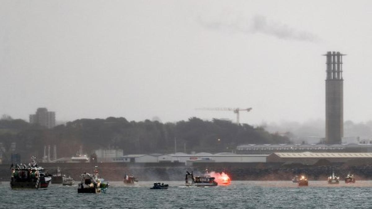 Tensiuni. Nave de război britanice și franceze, față în față în Canalul Mânecii VIDEO