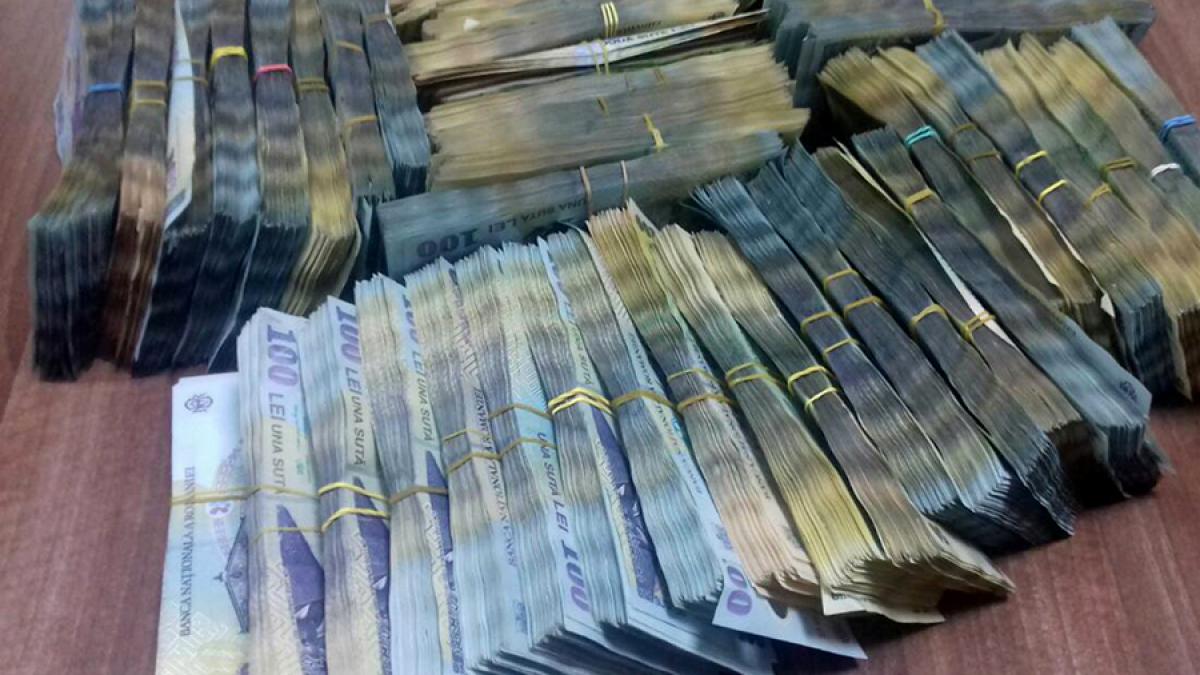 contrabanda_cu_valuta_aproape_jumatate_de_milion_de_lei_romanesti__depistati_de_vamesii_de_la_leuseni__unde_erau_ascunsi_banii_1533297869_99216300