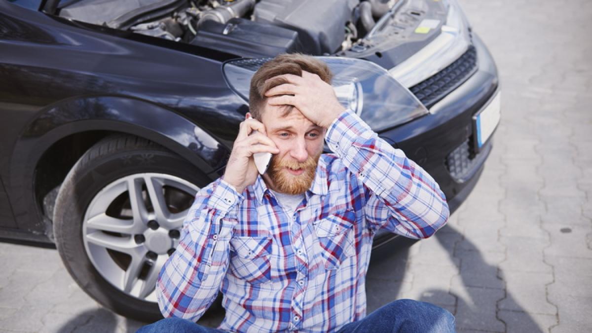 man-having-problem-with-his-car_resize_45653100