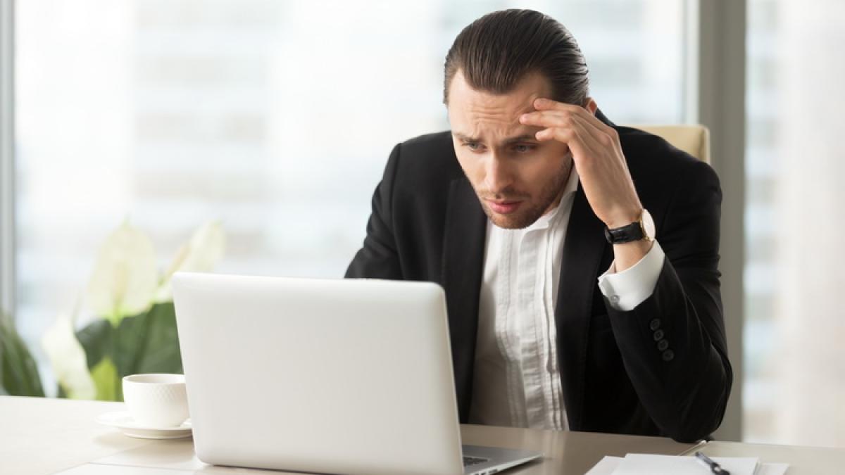 upset-confused-businessman-looking-laptop-screen_resize_45715700