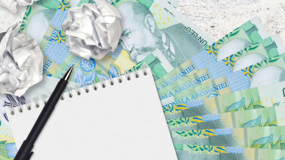 1-romanian-leu-bills-balls-crumpled-paper-with-blank-notepad-bad-ideas-less-inspiration-concept-searching-ideas-investment_76080-10079_00972700