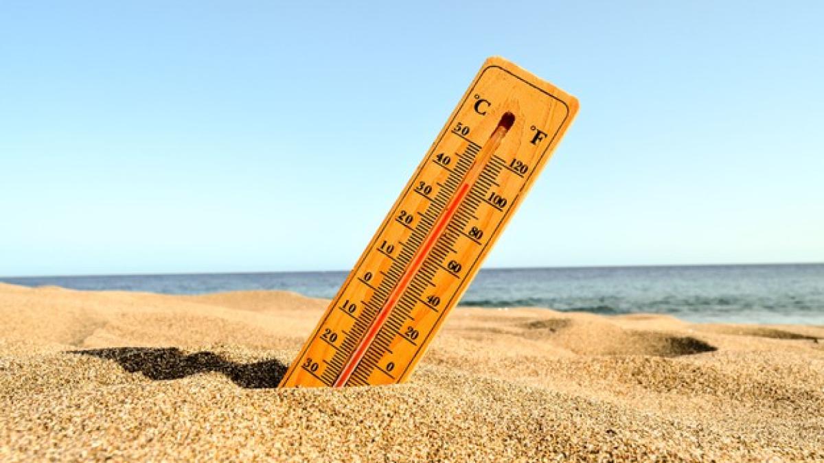 closeup-shot-thermometer-beach-sand_181624-12367_66609300