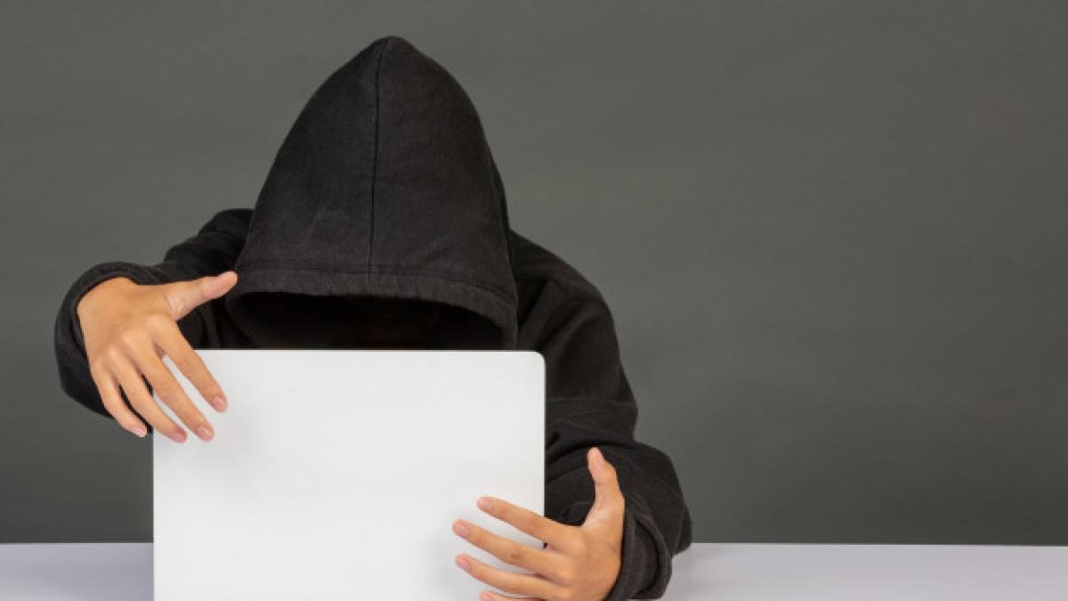 hacker-with-laptop_1150-19262_86225700