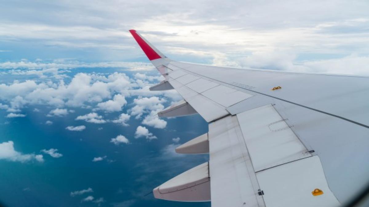 airplane-flying-clouds_1339-7565_64398000