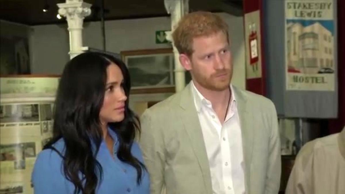 prince_harry_and_meghan_markle_visit_district_six_museum_02_53307600