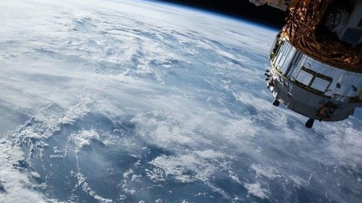 satellite-1030779_640_02526200