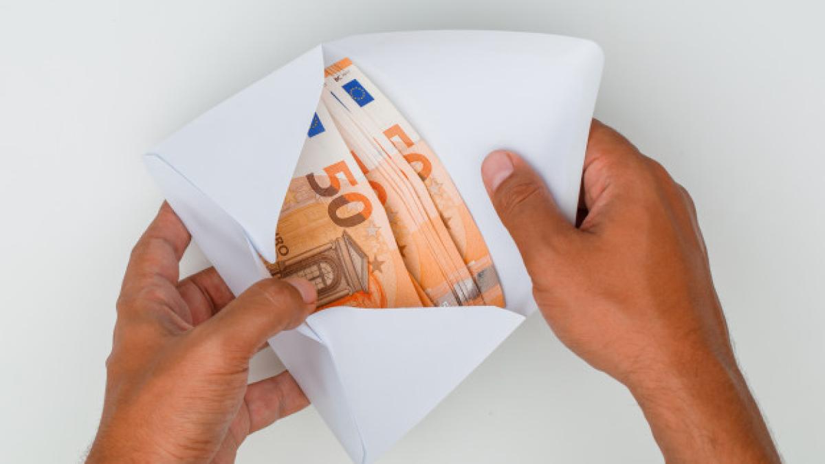hands-opening-envelope-full-banknotes_176474-7125_75469100
