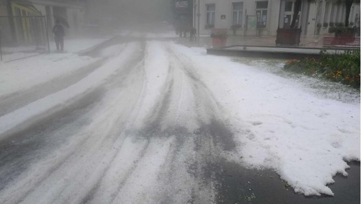 Imagini impresionante. Grindina care a ÎNGROPAT un oraș