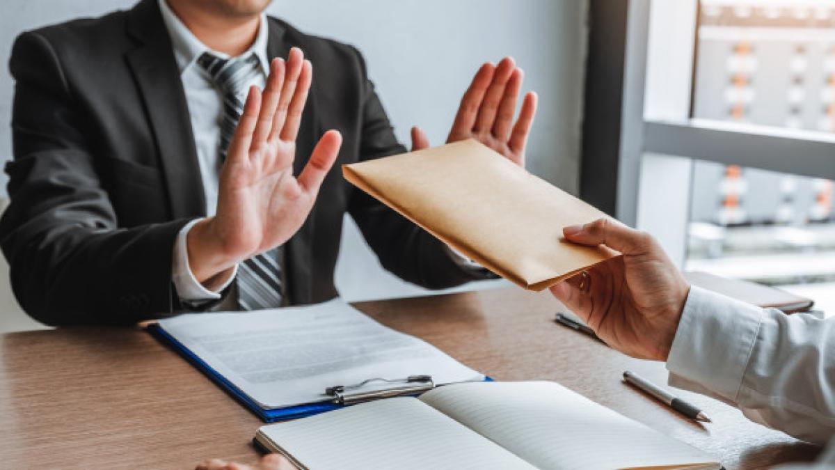 certificate-false_90596900