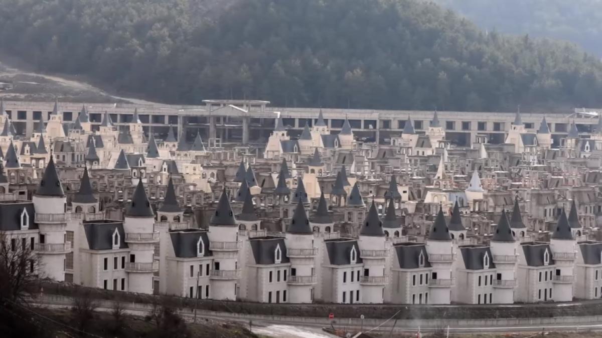 Orașul fantomă al milionarilor e abandonat! "Micul Disney" este vizitat doar de turiști (VIDEO)