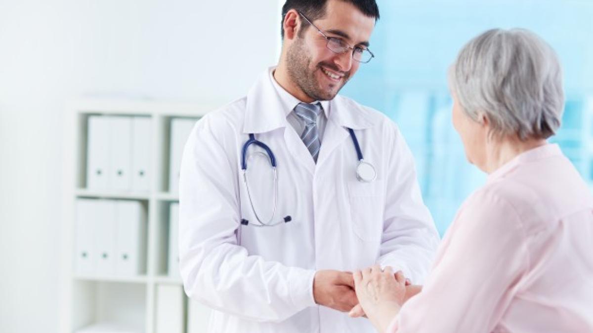 young_doctor_supporting_his_patient_1098_2237_99902800