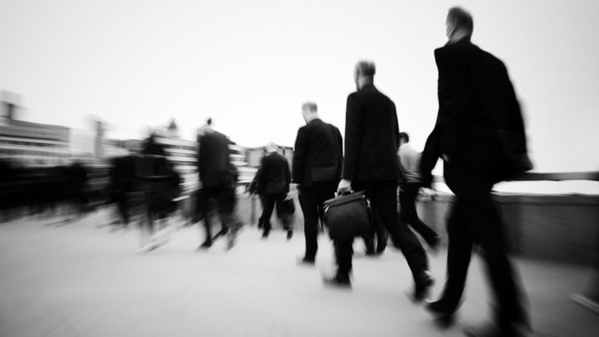 morning-commuters-london_resize_53541800