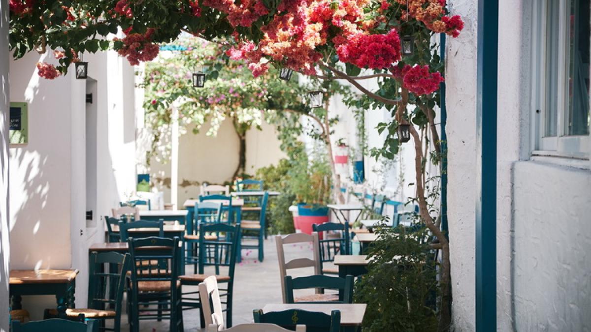 beautiful-shot-outdoor-cafe-narrow-bystreet-paros-greece_resize_44095400
