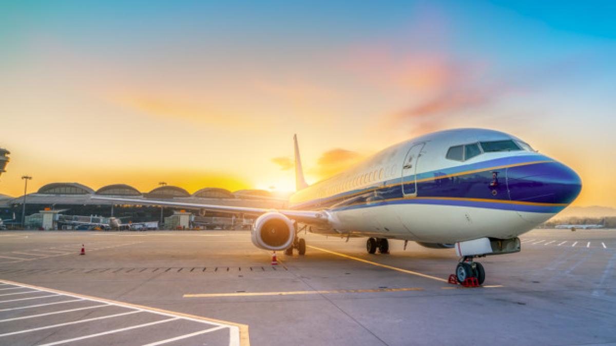 airliner_airport_runway_apron_1417_7394_01689100