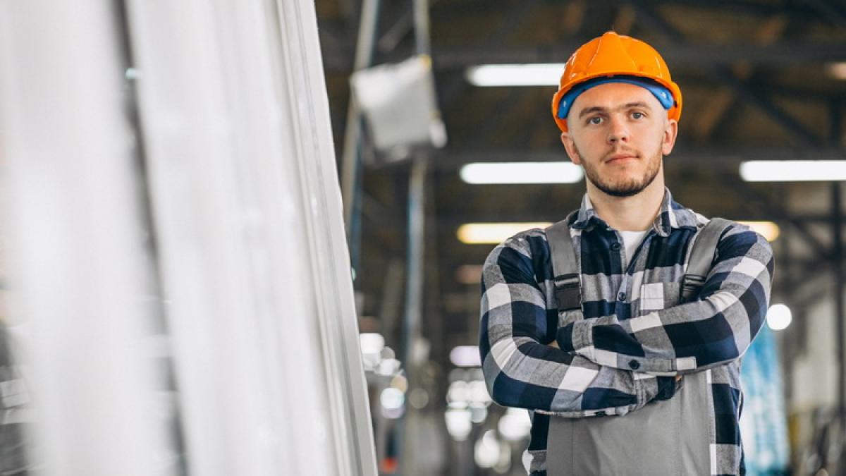 male-worker-factory_resize_22427600